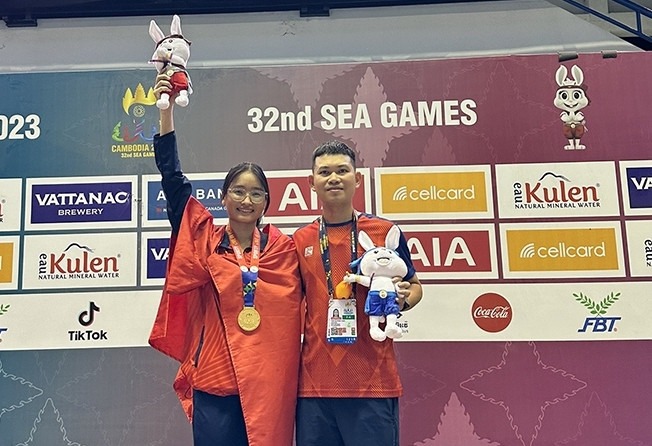 Cao Thị Duyên cùng HLV Phạm Tuấn Anh tại SEA Games 32